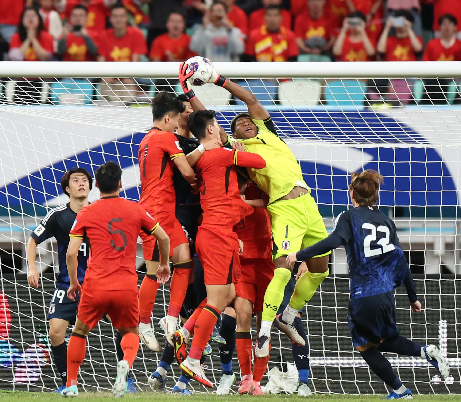 中超主场比赛现场气氛火爆，球迷热情高涨的简单介绍