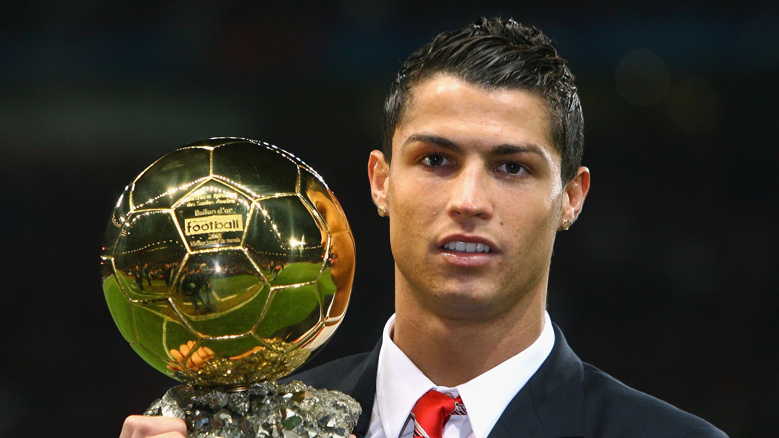 绿茵场与乒乓台的双重奏，葡萄牙完胜法国，梁靖崑惊艳四座