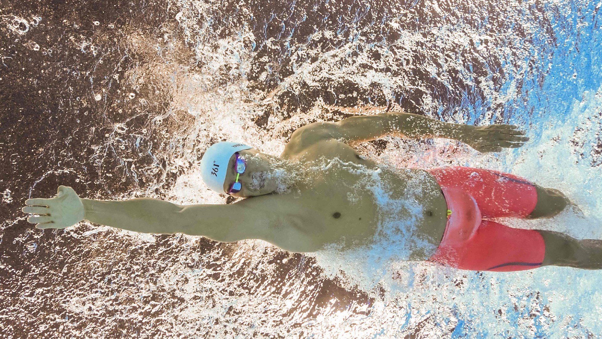 赛道上的逆袭，拉塞尔惊艳四座，红牛力克迈凯伦再显王者风范